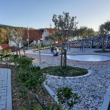 Birdie With Private Pool And Mini Golf
